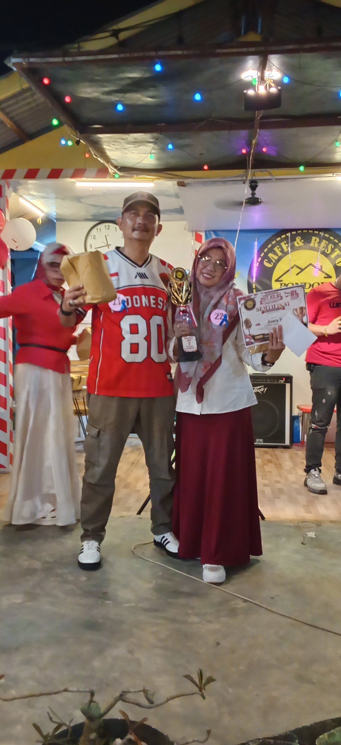 Adi Siswanto S.Sos.M.IP Dampingi Istri Tercinta Ana Raih Juara II  Terima Trophy Lomba Karaoke Cafe Pondok Gede