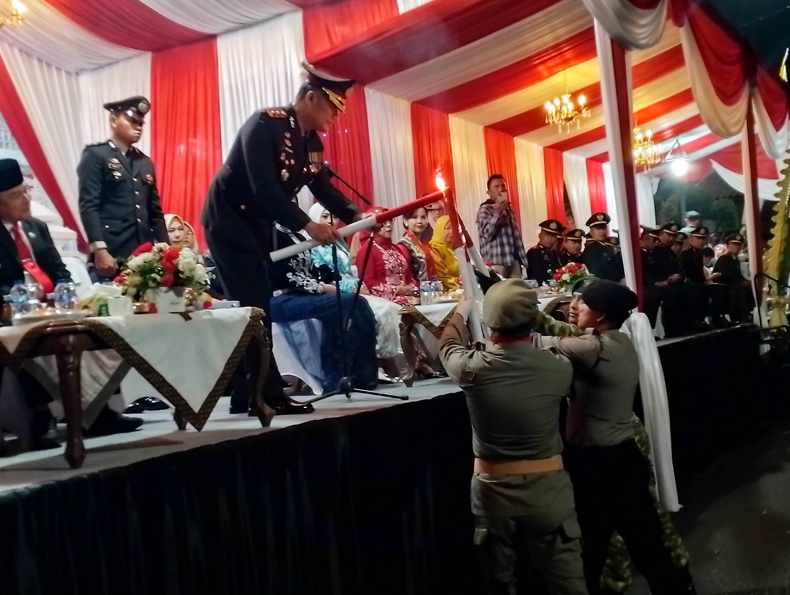 Semarakan HUT RI ke-81, Ribuan Masyarakat Kuningan Antusias Saksikan Pawai Taptu Semarakan HUT RI ke-81, Ribuan Masyarakat Kuningan Antusias Saksikan Pawai Taptu