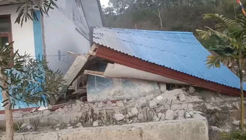Demokrat NTT Instruksikan Seluruh Kader Buka Posko Bantuan Gempa Flores Demokrat NTT Instruksikan Seluruh Kader Buka Posko Bantuan Gempa Flores