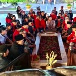 DPC PDI Perjuangan Cirebon Ziarah ke Makam Bung Karno: Teguhkan Ideologi, Warisi Semangat Proklamator untuk Pembangunan Daerah