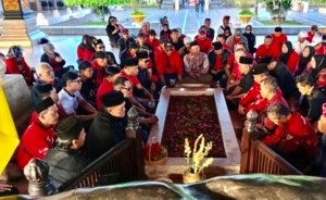 DPC PDI Perjuangan Cirebon Ziarah ke Makam Bung Karno: Teguhkan Ideologi, Warisi Semangat Proklamator untuk Pembangunan Daerah