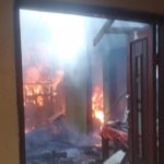 Siang Hari di Weru, Rumah Tinggal Hangus Dilalap Api Akibat Dugaan Konsleting Listrik