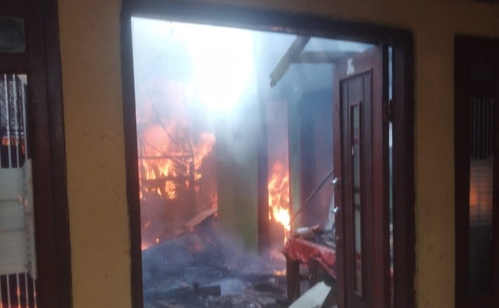 Siang Hari di Weru, Rumah Tinggal Hangus Dilalap Api Akibat Dugaan Konsleting Listrik Siang Hari di Weru, Rumah Tinggal Hangus Dilalap Api Akibat Dugaan Konsleting Listrik