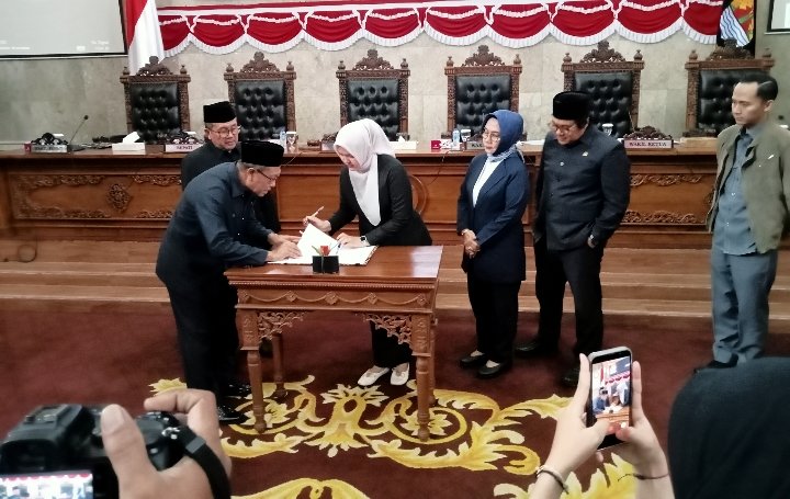 DPRD dan Pemkab Cirebon Teken Nota Kesepakatan KUA-PPAS TA 2027 Sebagai Landasan Anggaran Terarah dan Transparan DPRD dan Pemkab Cirebon Teken Nota Kesepakatan KUA-PPAS TA 2027 Sebagai Landasan Anggaran Terarah dan Transparan