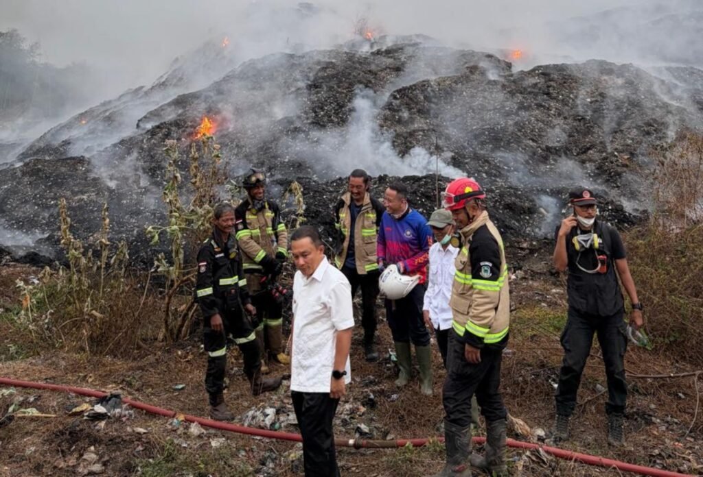 Cegah Api Merambat ke Perkebunan Warga, Bupati Kuningan Pantau Langsung Kebakaran TPSA Ciniru Cegah Api Merambat ke Perkebunan Warga, Bupati Kuningan Pantau Langsung Kebakaran TPSA Ciniru