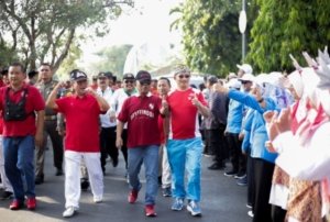 Gerak Jalan Kerukunan, Bupati Imron Ajak Warga Cirebon Merawat Kebersamaan ala Para Wali
