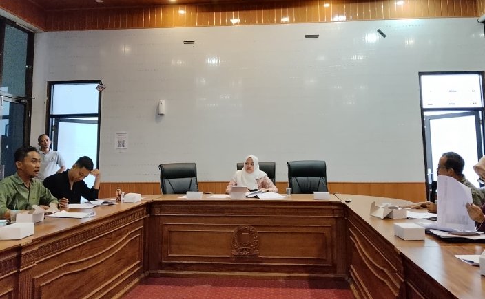 Selesaikan Masalah Desa Hulubanteng, Ketua DPRD Rekomendasikan Riksus dan Pelaksanaan Perbup Nomor 155 Tahun 2020 Selesaikan Masalah Desa Hulubanteng, Ketua DPRD Rekomendasikan Riksus dan Pelaksanaan Perbup Nomor 155 Tahun 2020