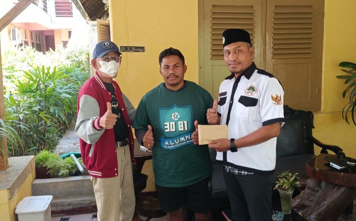 IPF Bersama Alumni ’81 SMA 30 Jakarta Peduli Korban Gempa Flores, Antar Bantuan hingga ke Tanah Asal IPF Bersama Alumni ’81 SMA 30 Jakarta Peduli Korban Gempa Flores, Antar Bantuan hingga ke Tanah Asal