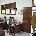 Responsif, Wali Kota Kupang cek langsung plafon SMPN 2 yang roboh: Sekarang juga dibereskan! 