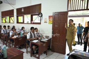 Responsif, Wali Kota Kupang cek langsung plafon SMPN 2 yang roboh: Sekarang juga dibereskan! 