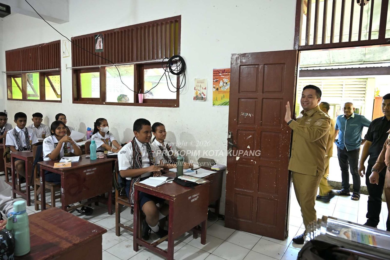 Responsif, Wali Kota Kupang cek langsung plafon SMPN 2 yang roboh: Sekarang juga dibereskan! Responsif, Wali Kota Kupang cek langsung plafon SMPN 2 yang roboh: Sekarang juga dibereskan!