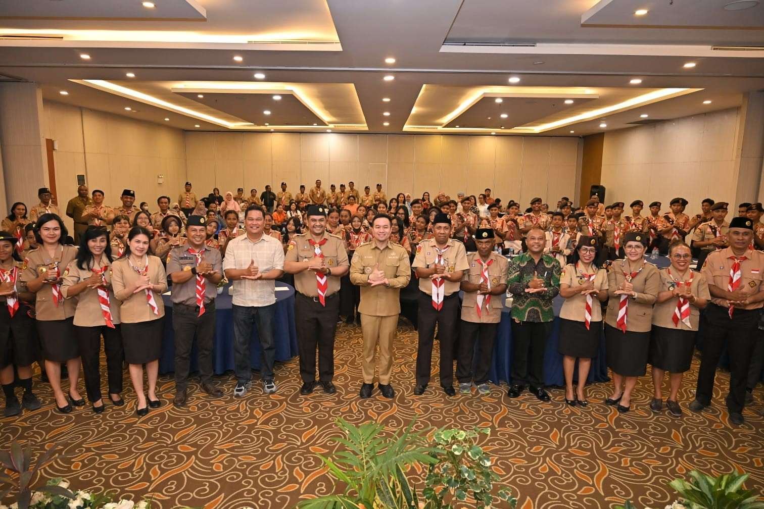 Tangis Haru Orang Tua Warnai Suasana Penerimaan Peserta Jamnas: Terimakasih Bapak Wali Kota Kupang Tangis Haru Orang Tua Warnai Suasana Penerimaan Peserta Jamnas: Terimakasih Bapak Wali Kota Kupang
