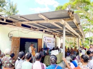 Berbagi Beras di Oemofa, Usman Husin Temukan Ada Nama Warga Tiba-tiba Hilang dari Daftar Penerima
