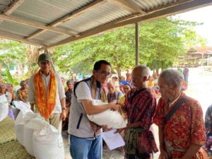 BULOG NTT Bersama Usman Husin Salurkan Bantuan Pangan Beras di Kabupaten Kupang