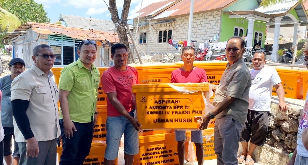 Senyum Nelayan Namosain Terima Bantuan 50 Coolbox dari Usman Husin Senyum Nelayan Namosain Terima Bantuan 50 Coolbox dari Usman Husin