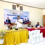 Usman Husin Bersama BULOG NTT Salurkan Bantuan Pangan di Oesapa, Tegaskan Data Harus Tepat Sasaran