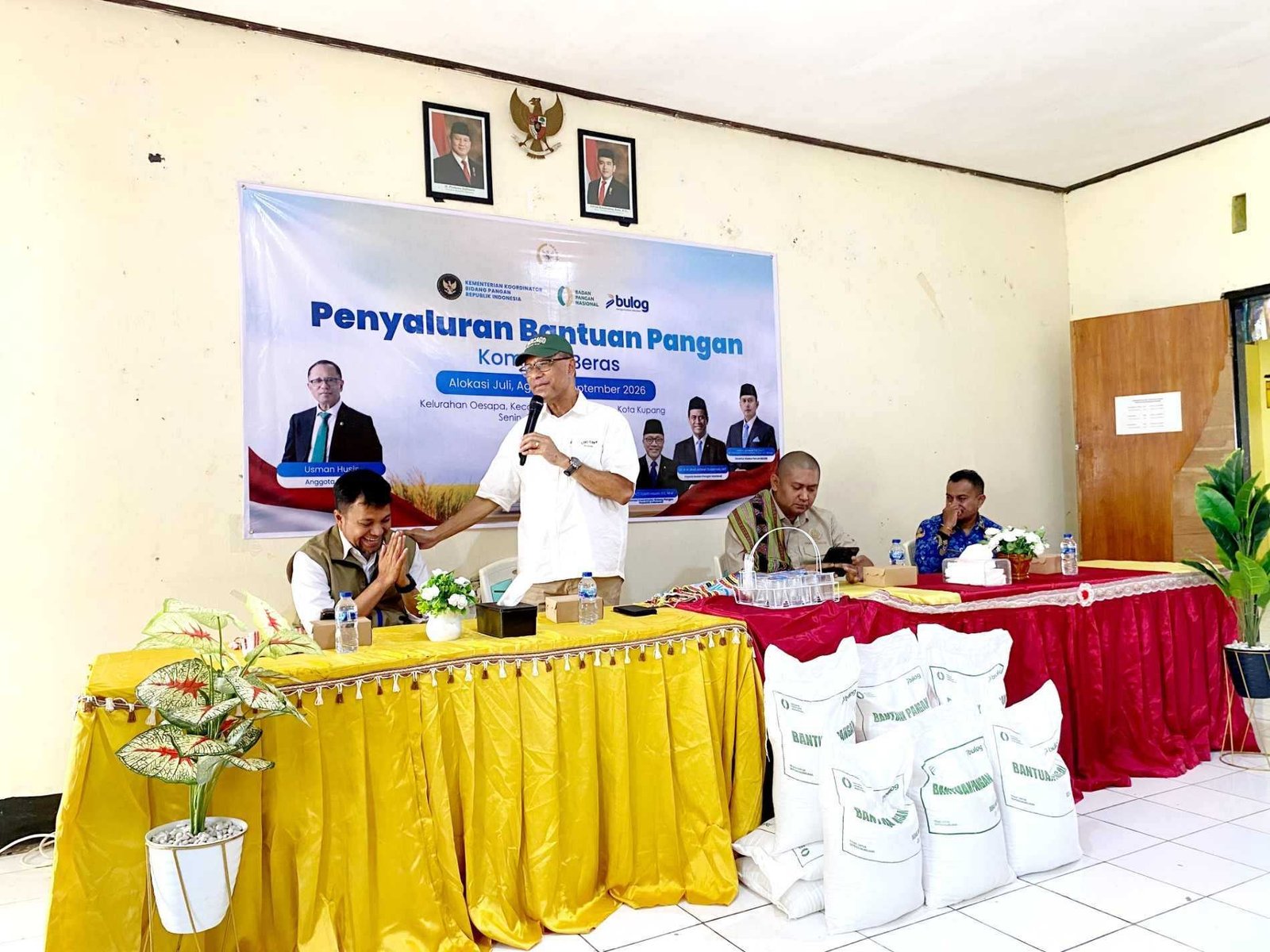 Usman Husin Bersama BULOG NTT Salurkan Bantuan Pangan di Oesapa, Tegaskan Data Harus Tepat Sasaran Usman Husin Bersama BULOG NTT Salurkan Bantuan Pangan di Oesapa, Tegaskan Data Harus Tepat Sasaran