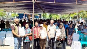Usman Husin Turun ke Hambala Sumba Timur, 775 KK Terima Bantuan Pangan