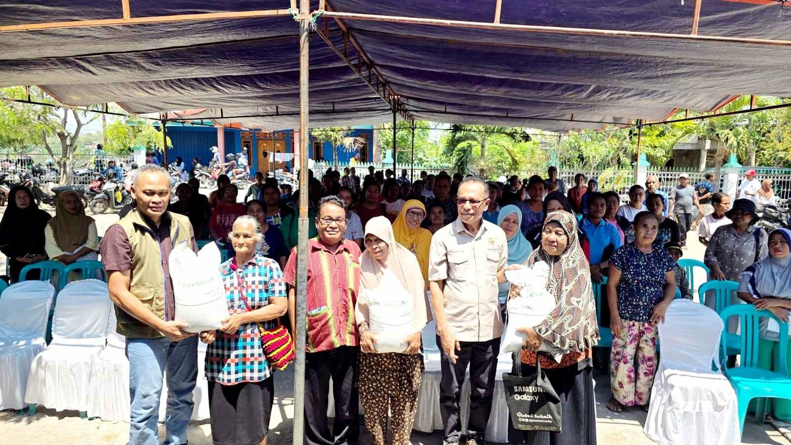 Usman Husin Turun ke Hambala Sumba Timur, 775 KK Terima Bantuan Pangan