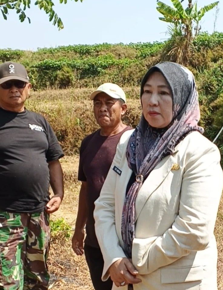 Tinjau Langsung Kerusakan Jembatan Galumpit, Wabup Kuningan Tuti Andriani Apresiasi Gotong Royong Warga Tinjau Langsung Kerusakan Jembatan Galumpit, Wabup Kuningan Tuti Andriani Apresiasi Gotong Royong Warga