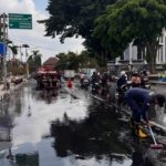 Sejumlah Pengendara Motor Tergelincir Gegara Tumpahan Solar di Jalan