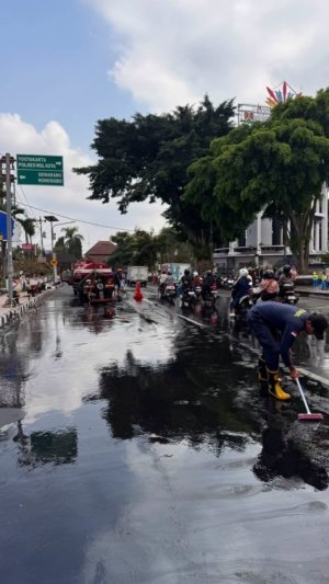 Sejumlah Pengendara Motor Tergelincir Gegara Tumpahan Solar di Jalan