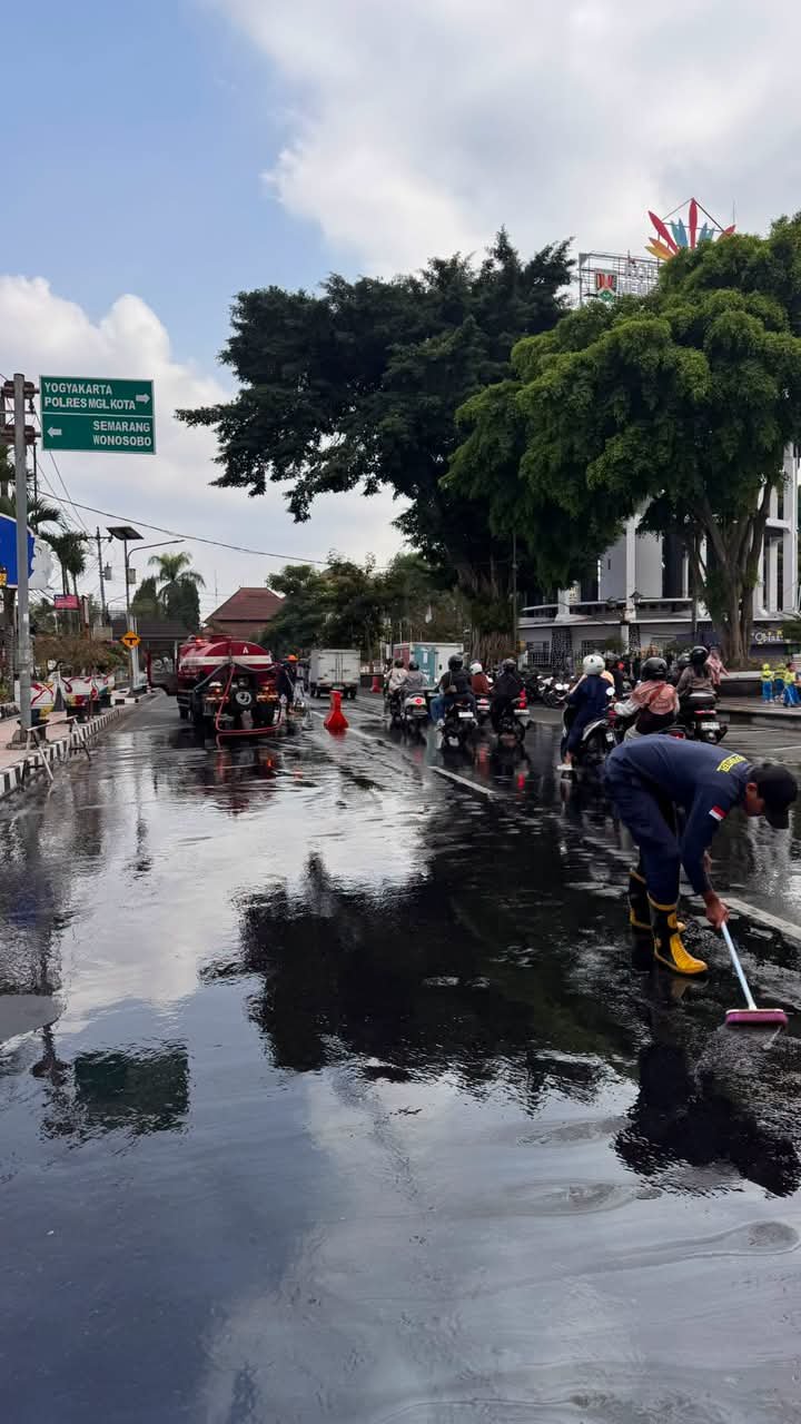 Sejumlah Pengendara Motor Tergelincir Gegara Tumpahan Solar di Jalan
