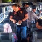 Cegah Gangguan Pernapasan Akibat Abu Vulkanik, Polres Kuningan Sebar Masker dan Beri Imbauan Warga