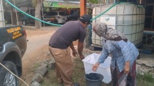 2000 Liter Air Bersih Diberikan Polsek Salaman ke Warga Demangan Hadapi Kemarau