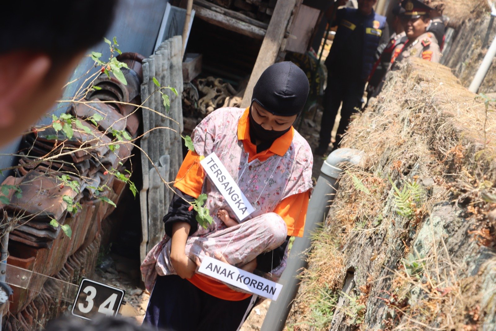 Sadis! Ibu Muda di Kuningan Injak Bayi Sendiri Usai Melahirkan Sebelum Dibuang ke Sungai Sadis! Ibu Muda di Kuningan Injak Bayi Sendiri Usai Melahirkan Sebelum Dibuang ke Sungai