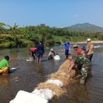 Pertahankan Pasokan Air Sawah, Babinsa dan Warga Dukuhpicung Gotongroyong Bendung Sungai Cisanggarung