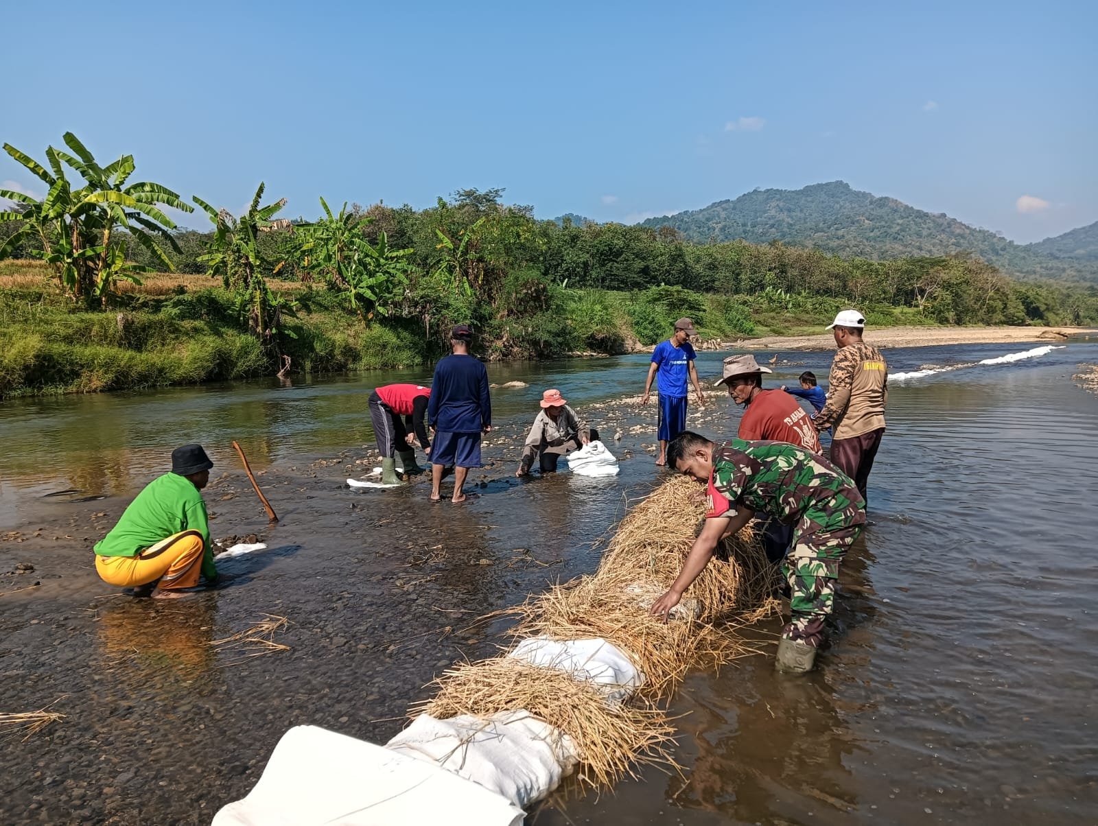 Pertahankan Pasokan Air Sawah, Babinsa dan Warga Dukuhpicung Gotongroyong Bendung Sungai Cisanggarung Pertahankan Pasokan Air Sawah, Babinsa dan Warga Dukuhpicung Gotongroyong Bendung Sungai Cisanggarung