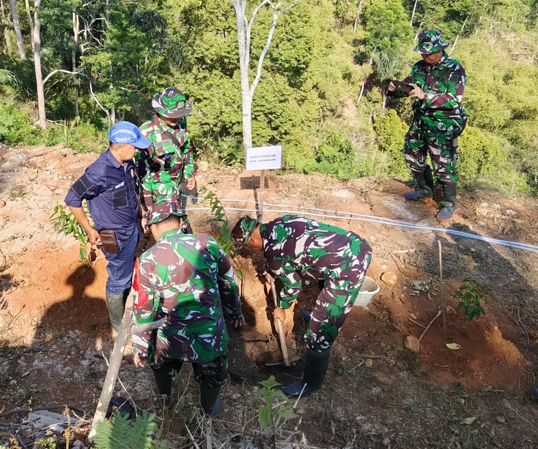 Peringati HUT TNI ke-81, Kodim 0615/KNG Hijaukan Gunung Mayana untuk Mitigasi Bencana Peringati HUT TNI ke-81, Kodim 0615/KNG Hijaukan Gunung Mayana untuk Mitigasi Bencana