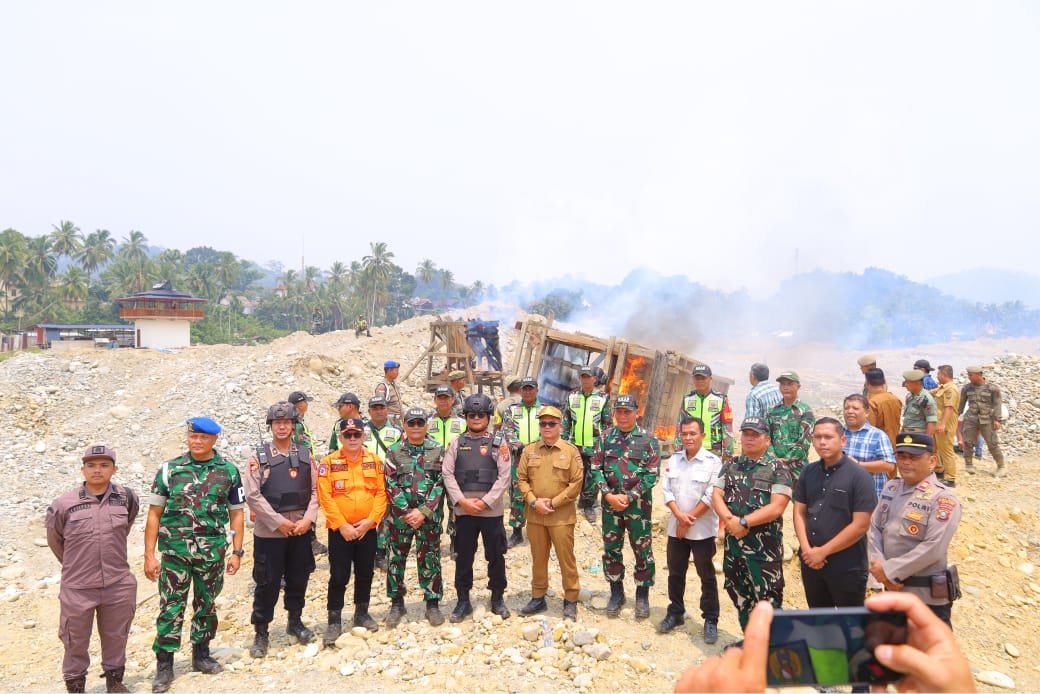 Satgas Penertiban Peti Polres Madina Tertibkan Aktivitas Pertambangan Emas Tanpa Izin di Kotanopan Satgas Penertiban Peti Polres Madina Tertibkan Aktivitas Pertambangan Emas Tanpa Izin di Kotanopan