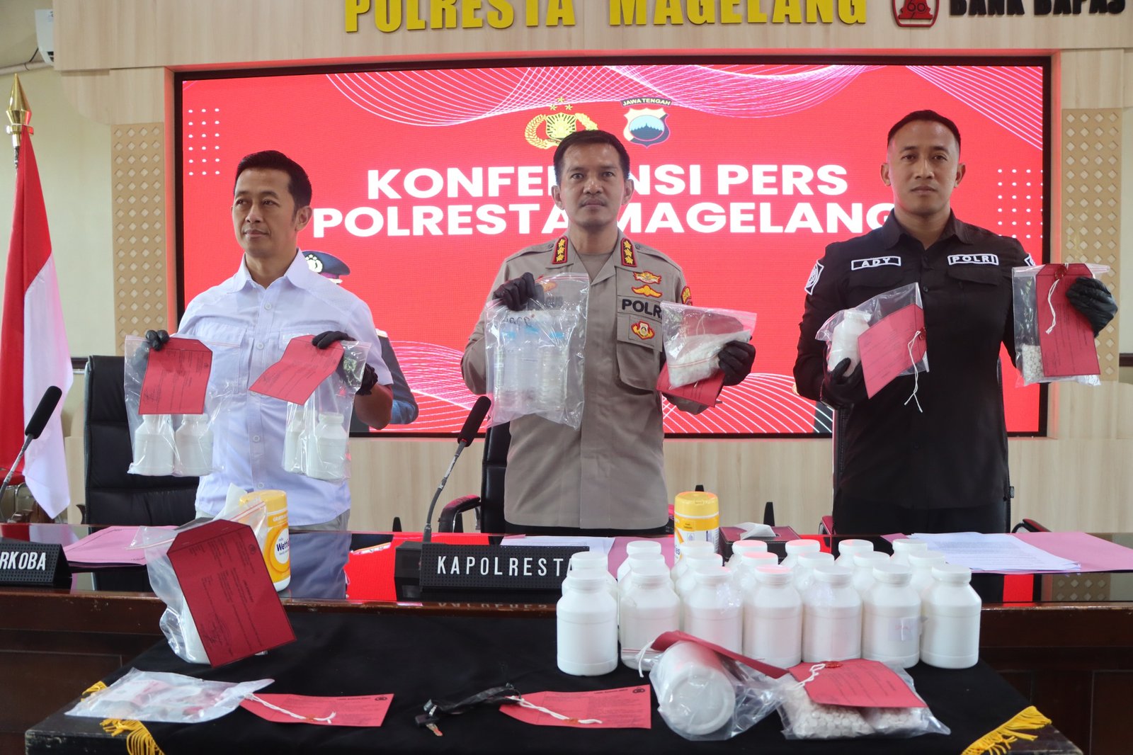 Tiga Tersangka Pengedar Narkoba Jenis Sabu 4 Gram di Magelang Berhasil Diamankan Polisi Tiga Tersangka Pengedar Narkoba Jenis Sabu 4 Gram di Magelang Berhasil Diamankan Polisi
