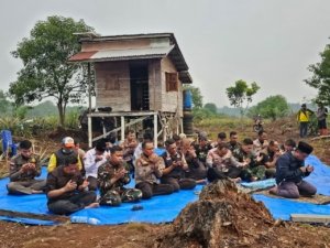 Dari Posko Karhutla Pulau Jumat, Pangdam XIX/TT Bersama Rombongan Memohon Turunnya Hujan