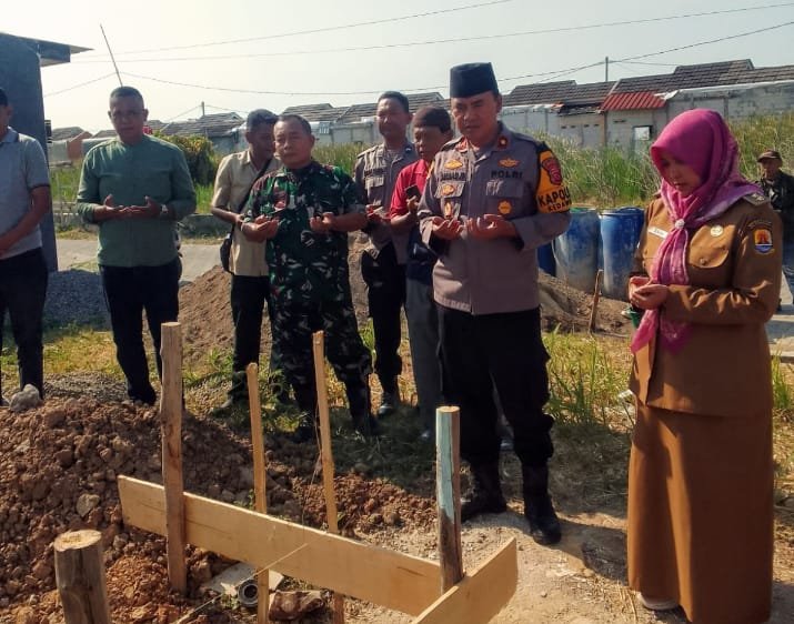 Wabup Agus Kurniawan Budiman Batal Hadiri Peletakan Pertama Musholah Al Barokah Wabup Agus Kurniawan Budiman Batal Hadiri Peletakan Pertama Musholah Al Barokah