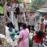 Wujud Kepedulian Polri, Polres Kuningan Distribusikan Bantuan Air Bersih Gratis di Dua Desa