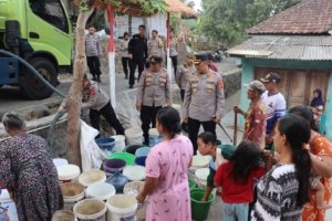Wujud Kepedulian Polri, Polres Kuningan Distribusikan Bantuan Air Bersih Gratis di Dua Desa