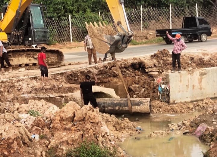 DBMSDA Batam Akui Tak Tahu Pipa Batamindo Melintang di Jl S Parman, Diduga Ganggu Proyek Drainase Rp15 Miliar