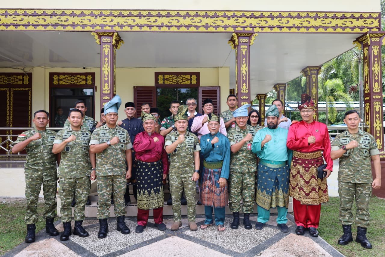 TNI Hadir untuk Semua, Anjangsana HUT ke-81 TNI Perkuat Persatuan Lintas Agama dan Adat di Riau TNI Hadir untuk Semua, Anjangsana HUT ke-81 TNI Perkuat Persatuan Lintas Agama dan Adat di Riau