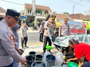 Kemarau Memuncak, Polres Kuningan Pasok Air Bersih ke Desa Cibeureum