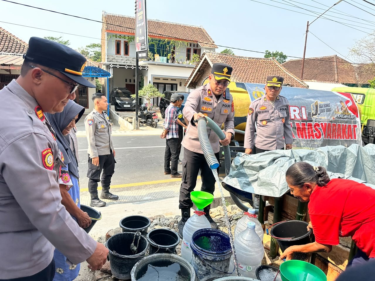 Kemarau Memuncak, Polres Kuningan Pasok Air Bersih ke Desa Cibeureum Kemarau Memuncak, Polres Kuningan Pasok Air Bersih ke Desa Cibeureum