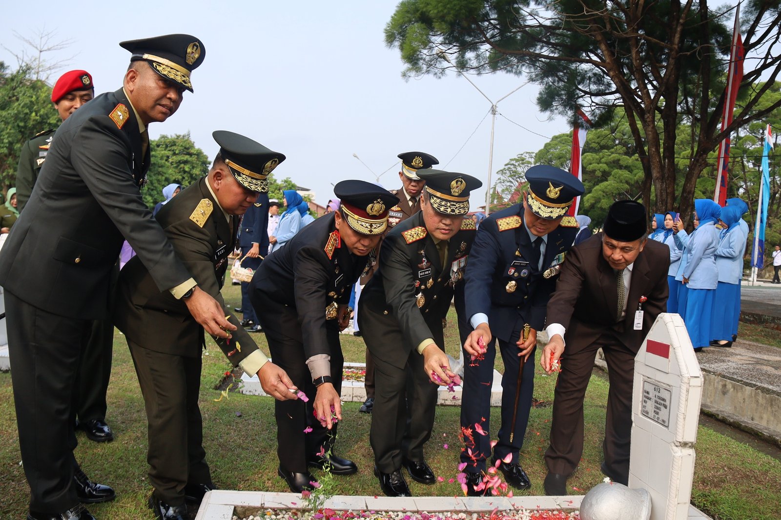 Pangdam XIX/TT Tabur Bunga di TMP Kusuma Dharma, Ziarah Nasional HUT Ke-81 TNI Berlangsung Khidmat Pangdam XIX/TT Tabur Bunga di TMP Kusuma Dharma, Ziarah Nasional HUT Ke-81 TNI Berlangsung Khidmat