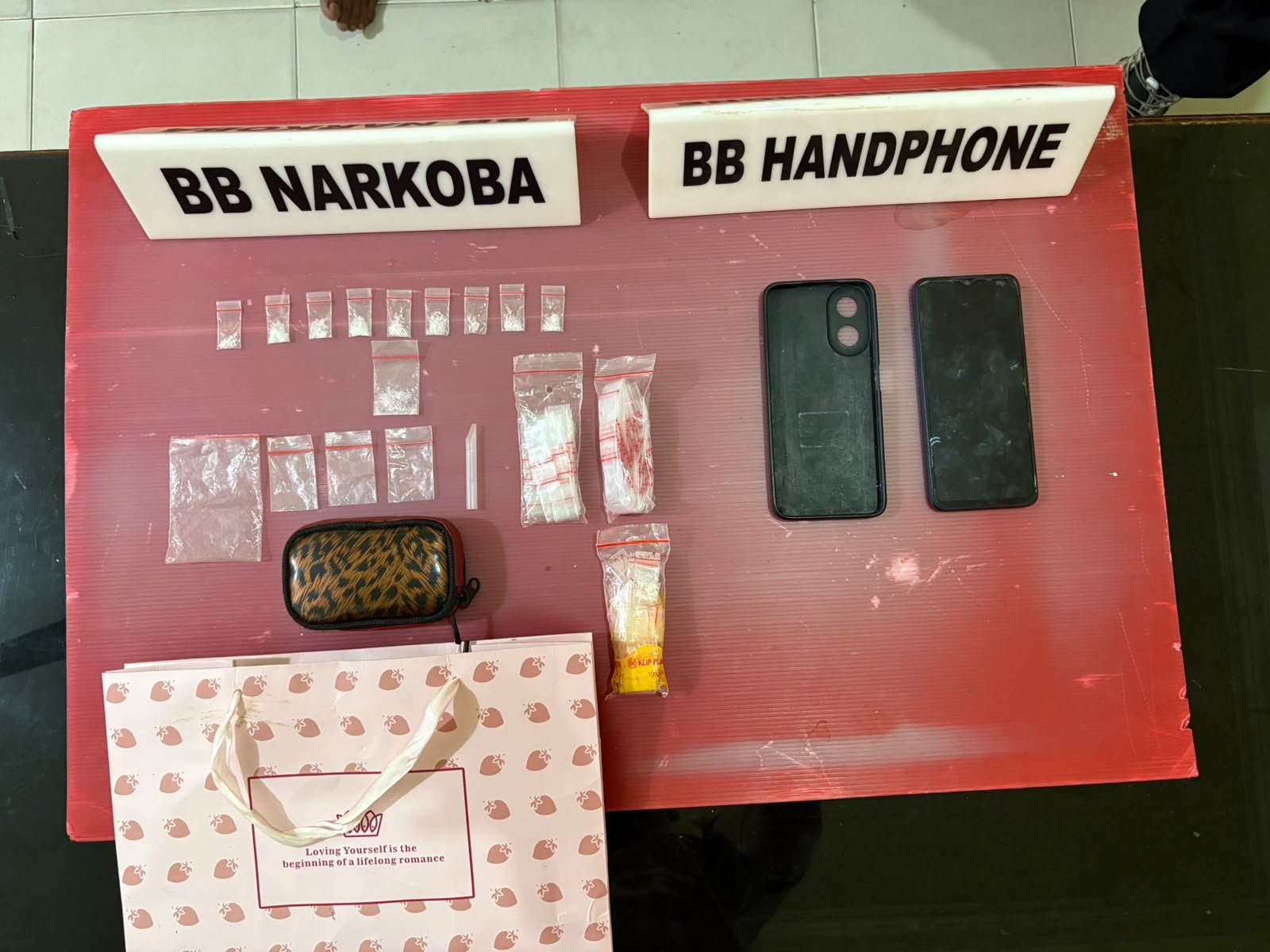 Polsek Rambah Hilir Gerebek Sebuah Kafe Dini Hari, Pria Bawa 2,12 Gram Sabu Diamankan Polsek Rambah Hilir Gerebek Sebuah Kafe Dini Hari, Pria Bawa 2,12 Gram Sabu Diamankan