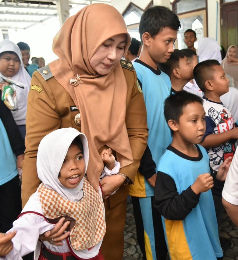 Amih Tuti Tegaskan Komitmen Pemerintah untuk Anak Berkebutuhan Khusus saat Kunjungi SLBN Luragung Amih Tuti Tegaskan Komitmen Pemerintah untuk Anak Berkebutuhan Khusus saat Kunjungi SLBN Luragung