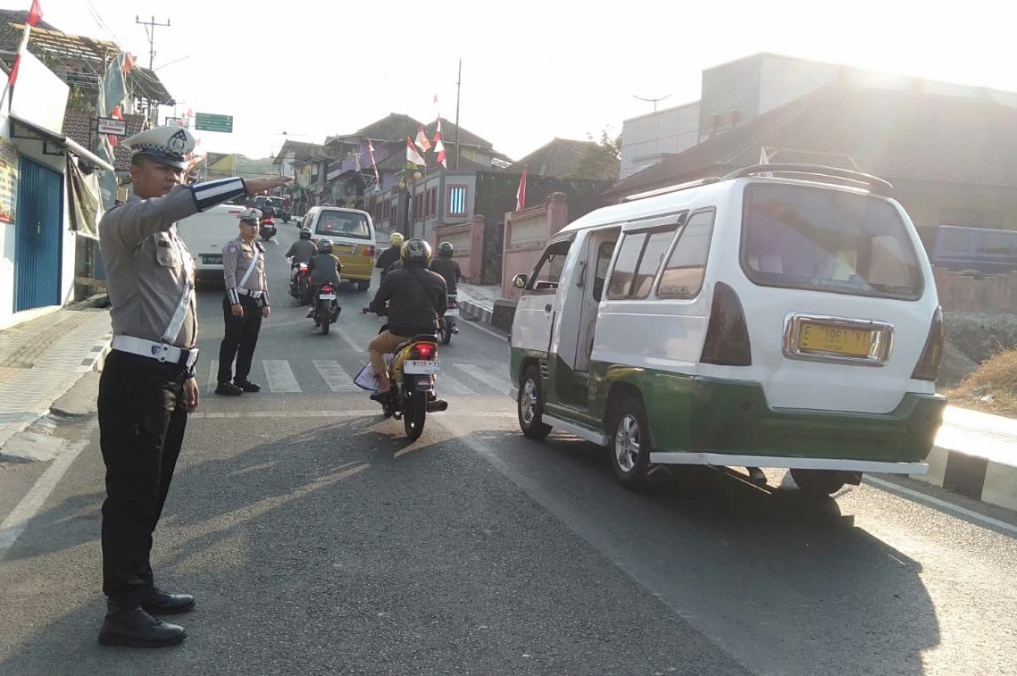 Tingkatkan Pelayanan Pagi Hari, Polres Kuningan Sebar Personel di Titik Rawan Kemacetan dan Laka Lantas Tingkatkan Pelayanan Pagi Hari, Polres Kuningan Sebar Personel di Titik Rawan Kemacetan dan Laka Lantas