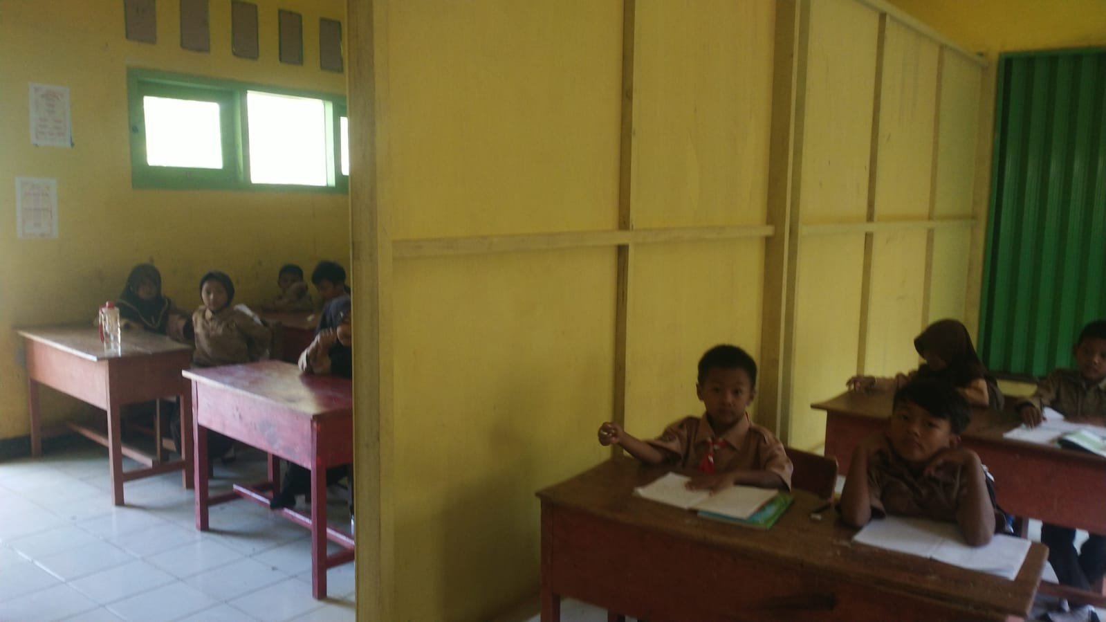 SDN 121 Kaur Kekurangan Ruang Kelas, Siswa Harus Berbagi Ruang Belajar dengan Sekat Triplek SDN 121 Kaur Kekurangan Ruang Kelas, Siswa Harus Berbagi Ruang Belajar dengan Sekat Triplek