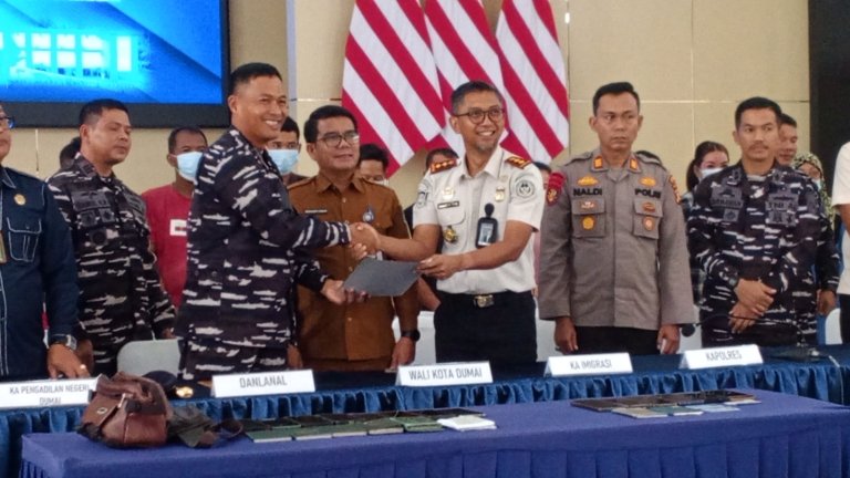 Gabungan Tim TNI AL Amankan Speed Boat Berisi PMI Non-Prosedural Dan WNA Bangladesh Di Dumai