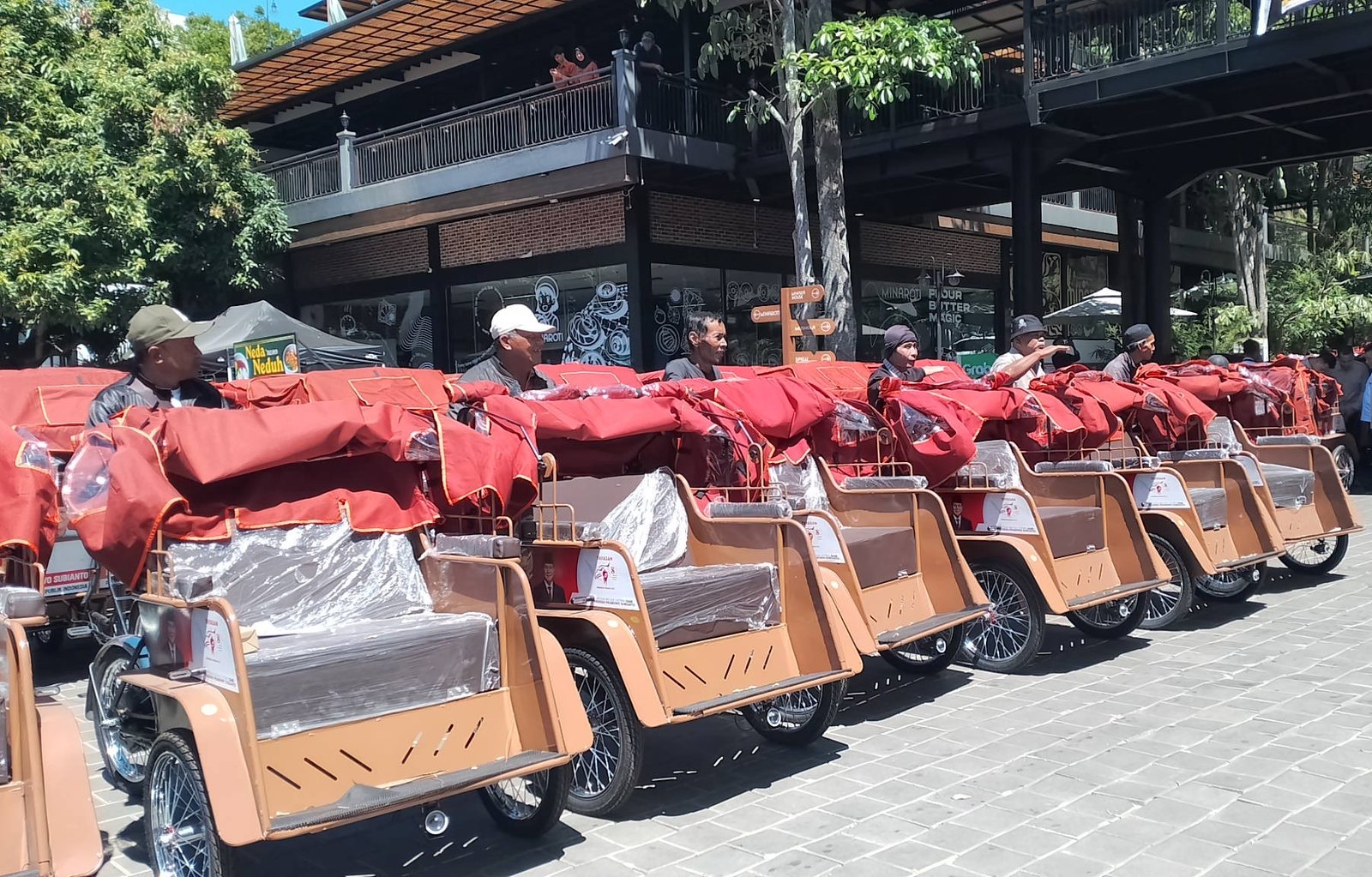 Presiden Prabowo Salurkan 200 Unit Becak Listrik Pindad untuk Pengemudi Lansia di Kuningan Presiden Prabowo Salurkan 200 Unit Becak Listrik Pindad untuk Pengemudi Lansia di Kuningan